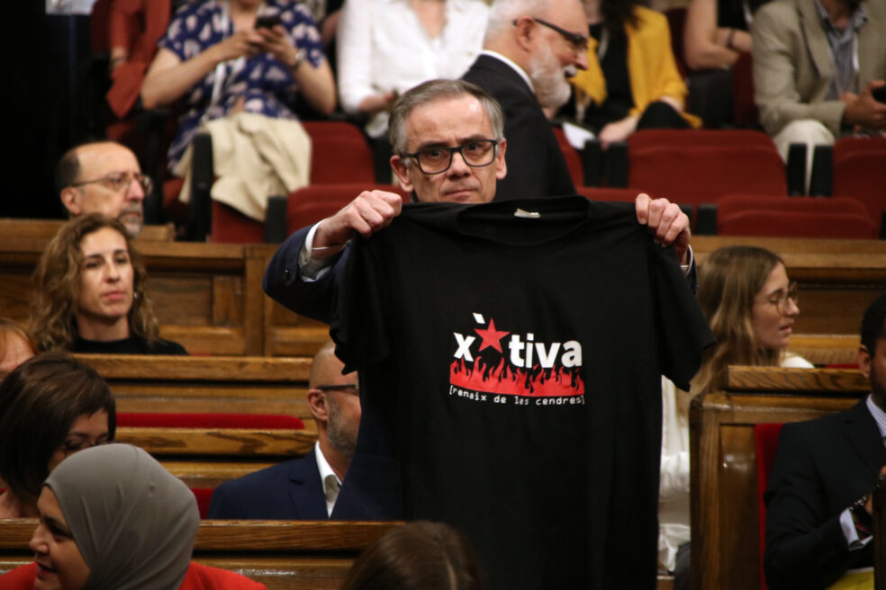 La samarreta “Xàtiva renaix de les cendres” torna al parlament