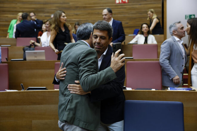 Mazón continua abraçat a Vox mentre espera el veredicte d’Abascal