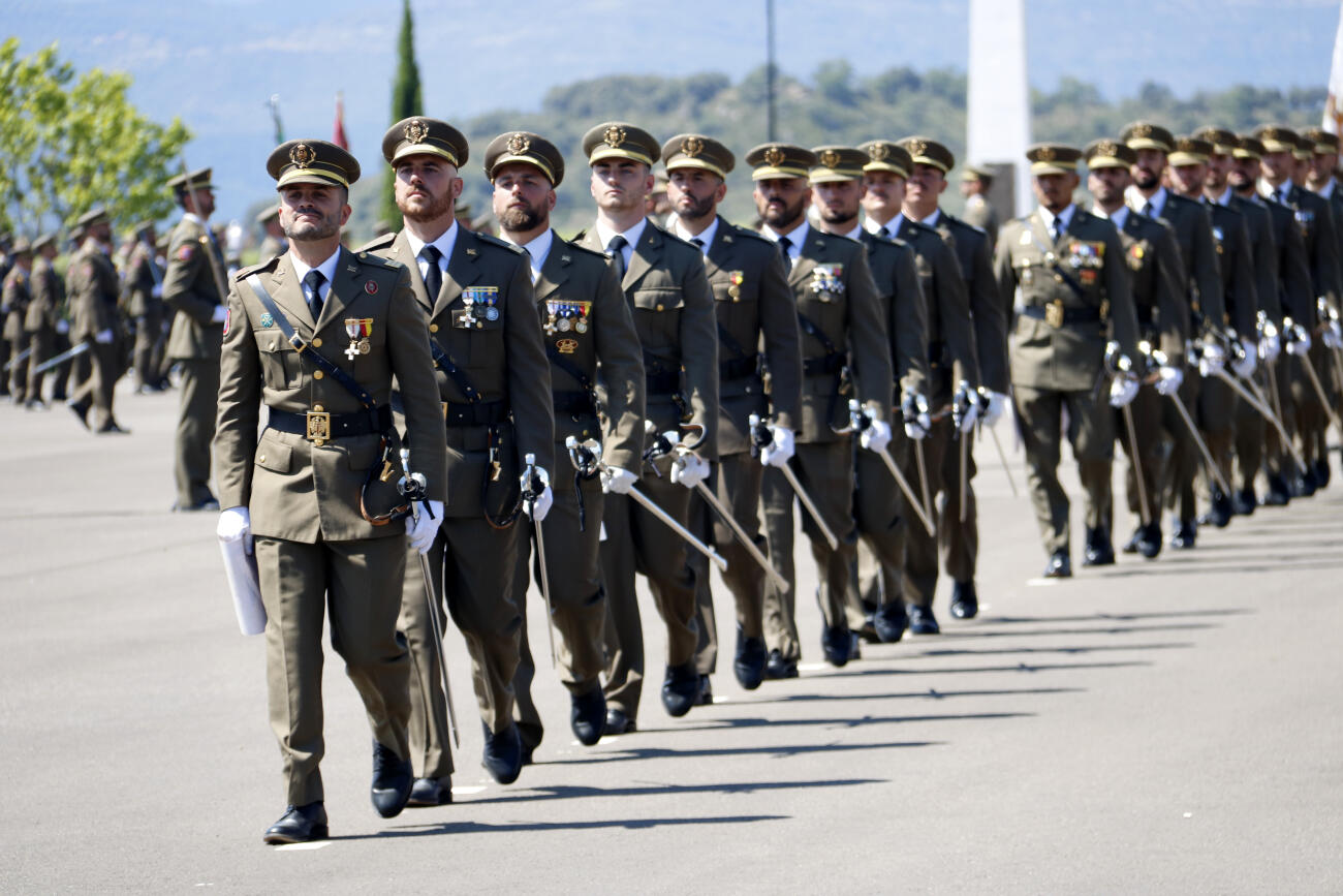 Desfilada dels nous sergents de Talarn amb el certificat a la mà.