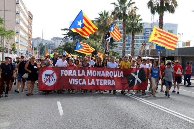 Centenars de persones protesten a Lloret de Mar contra la presència del rei espanyol