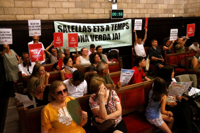 Crits i amenaces de famílies de Germans Sàbat al ple de Girona després que govern tombi una moció sobre l’escola bressol