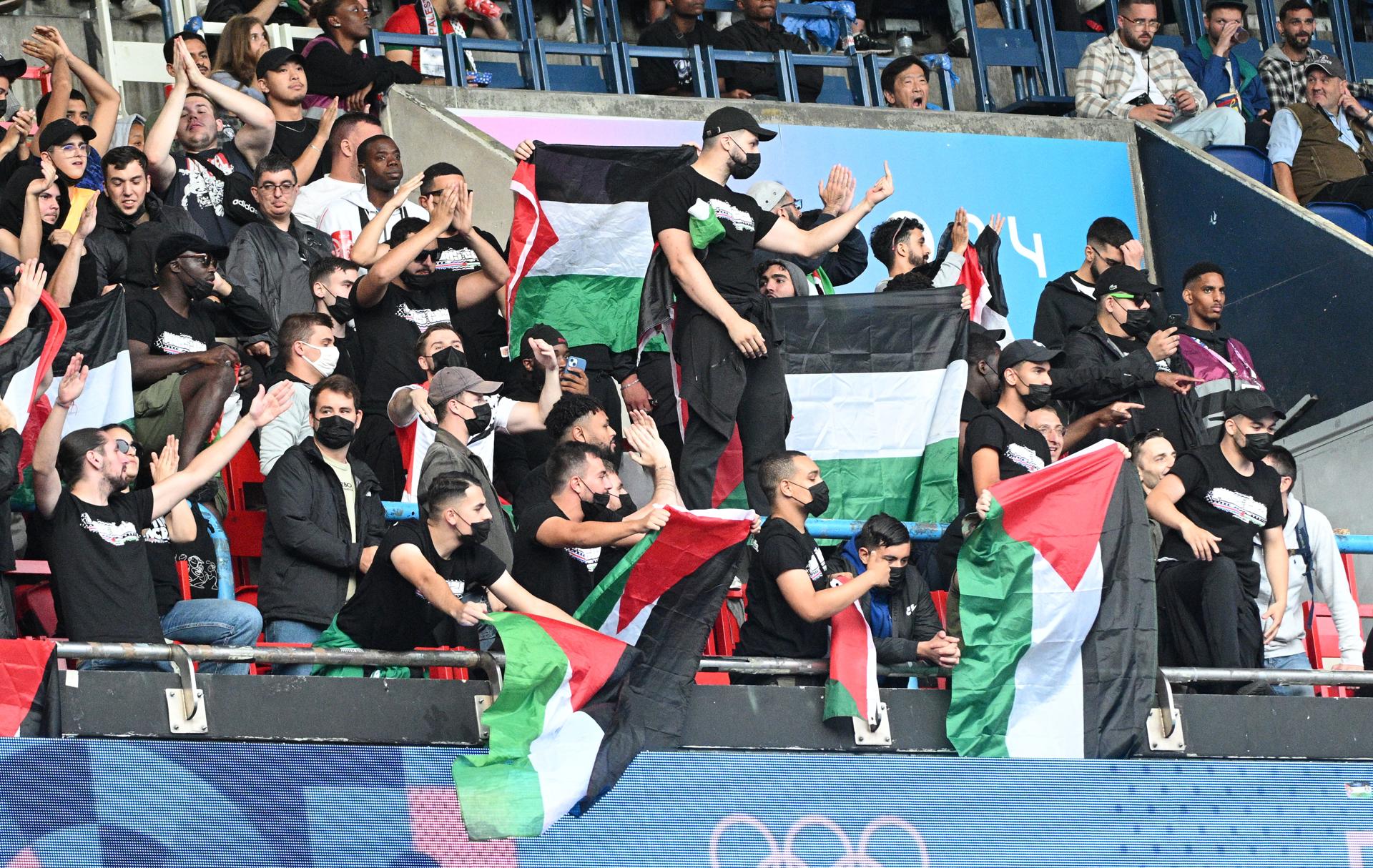 Exhibició de banderes palestines durant el partit de futbol entre Israel i Paraguai