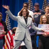 Els mítings de Kamala Harris: un espectacle que té poc a veure amb els de Biden