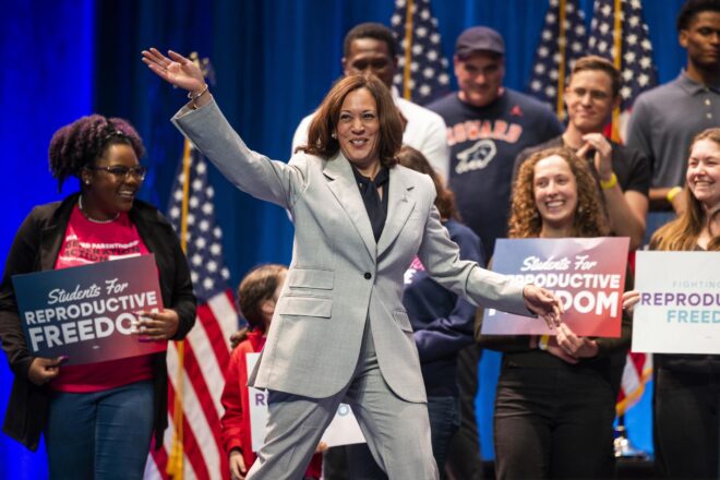 Els mítings de Kamala Harris: un espectacle que té poc a veure amb els de Biden