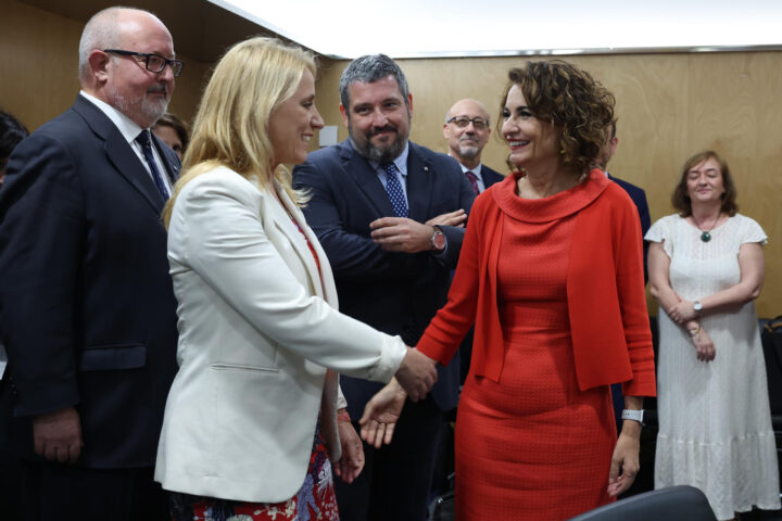 La ministra generalista saludant la consellera temàtica (fotografia: Kiko Huesca).