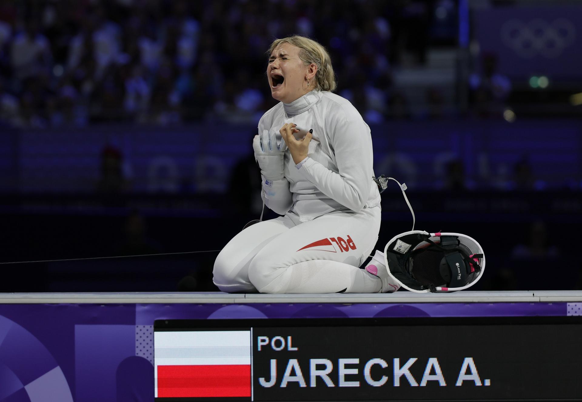 L'emoció de la glòria olímpica. La polonesa Aleksandra Jarecka ha guanyat el bronze en el torneig d'esgrima femení