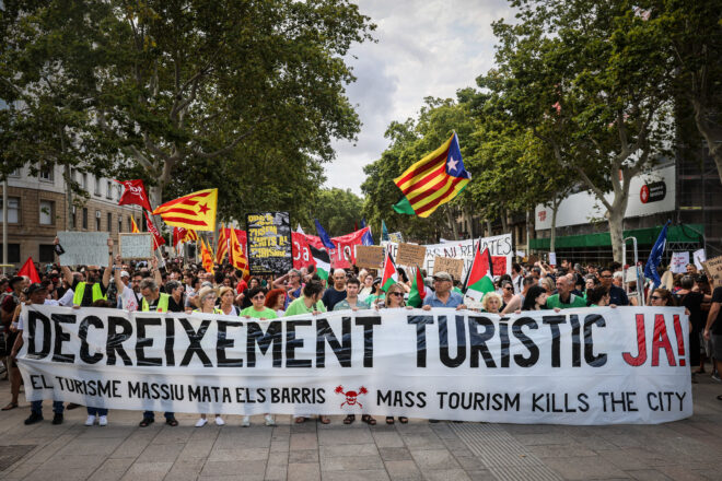 Milers de persones clamen a Barcelona i Girona en contra de la massificació turística