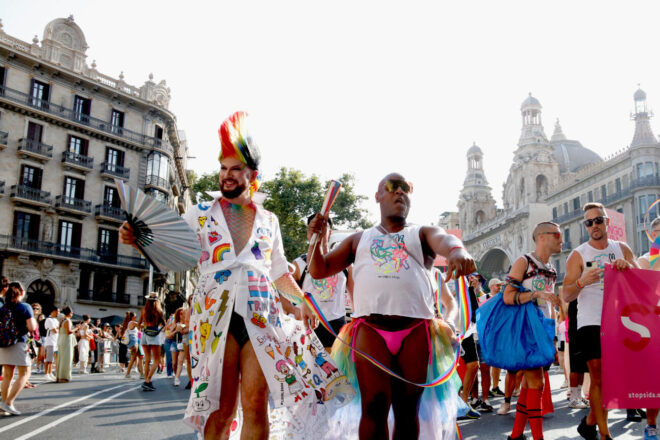 La desfilada del Pride ocupa el centre de Barcelona reclamant una educació en diversitat sexoafectiva