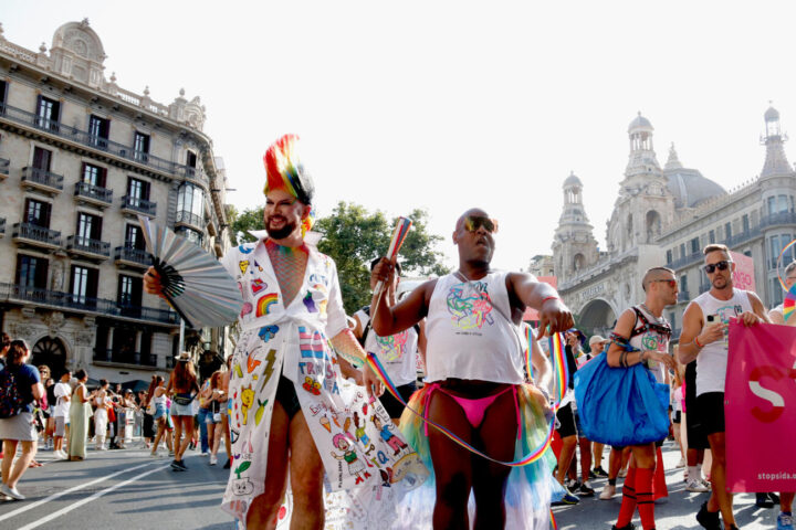 Dues persones ballen a la desfilada del Pride pel centre de Barcelona (fotografia: ACN / Arnau Martínez i Laura Fíguls).