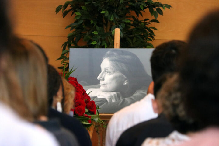 Una imatge de Rosa Regàs en blanc i negre ha presidit la cerimònia de comiat a l'escriptora (fotografia: ACN / Pau Cortina).