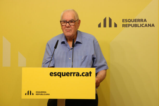 Ernest Maragall estripa el carnet d’ERC per l’escàndol dels cartells