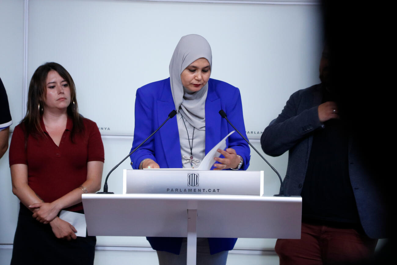 Najat Driouech i Laure Vega a la sala de premsa del Parlament de Catalunya (fotografia: ACN).