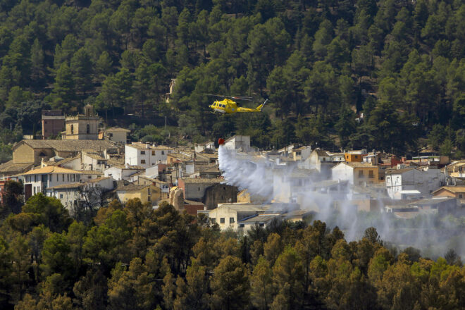 Els veïns de Penàguila tornen a casa després de dues nits de desallotjament per l’incendi de Benasau