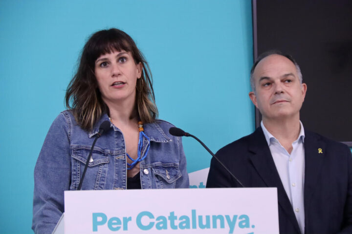 El secretari general de Junts, Jordi Turull, i la vice-presidenta del partit, Aurora Madaula, llegint el comunicat conjunt (fotografia: ACN / Nico Tomás).