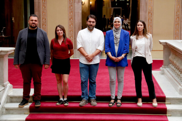 Els diputats Andrés García Berrio (Comuns), Laure Vega (CUP), Ferran Pedret (PSC), Najat Driouech (ERC) i Judith Toronjo (Junts), al parlament (Fotografia: ACN)