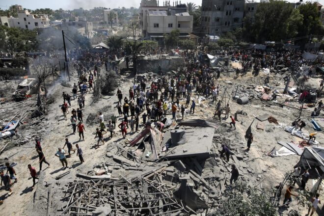 Augmenten a noranta els morts en l’atac israelià a un camp de desplaçats a Gaza
