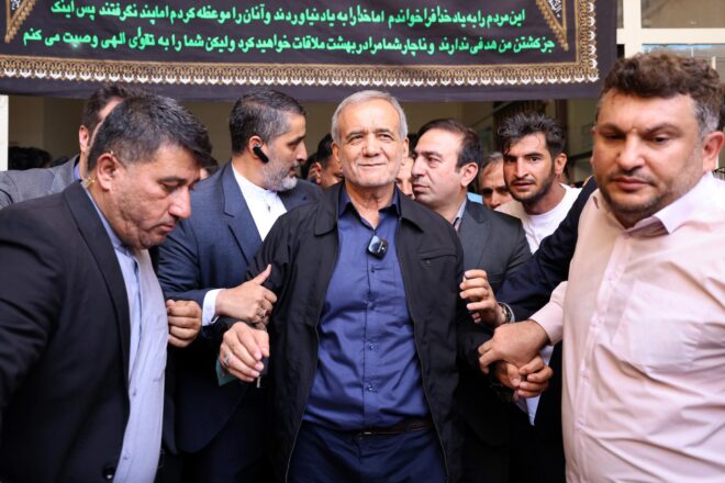 El reformista Massud Pezeixkian guanya les eleccions presidencials a l’Iran