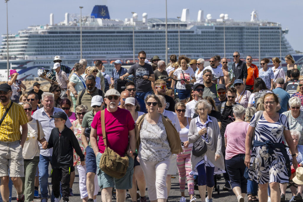 Compromís advoca per posar límits i fer decréixer el turisme: “Ho diem sense por”