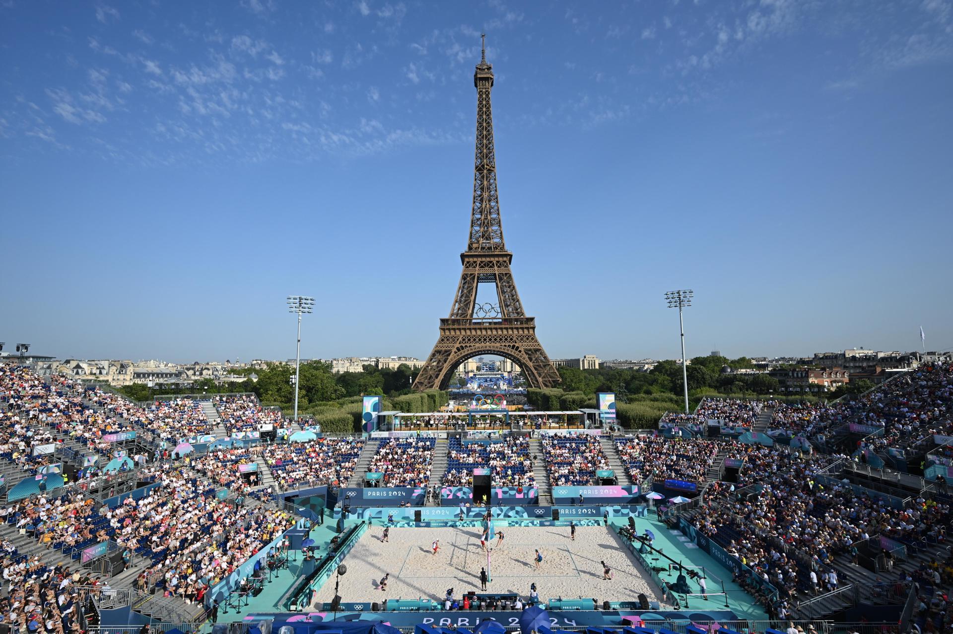 Una platja a París. La competició de voleibol platja es disputa a tocar de la Torre Eiffel