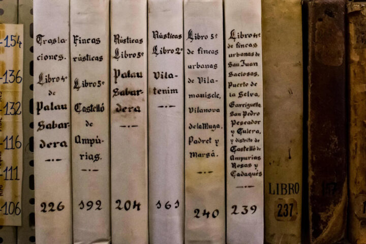 Lloms d'alguns dels llibres d'ofici d'hipoteques del segle XVIII de les comarques gironines (fotografia: Universitat de Girona).