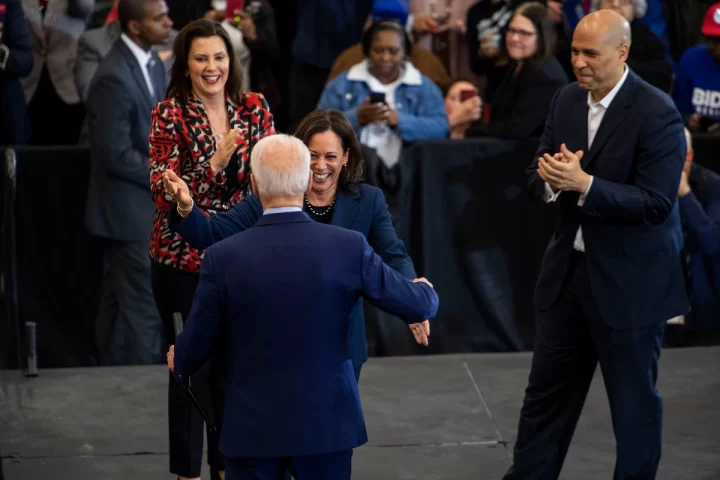 Harris s'abraça amb Biden en un acte d'abans de la renúncia del president (fotografia: Carolyn Van Houten/The Washington Post).