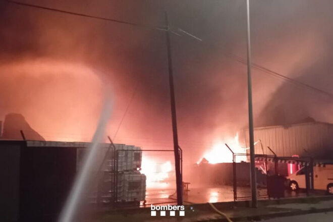 Els bombers estabilitzen l’incendi industrial que manté confinat un polígon de Polinyà