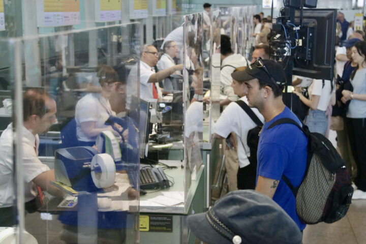 Els taulells de facturació de l'Aeroport del Prat, funcionant amb normalitat (fotografia: ACN).