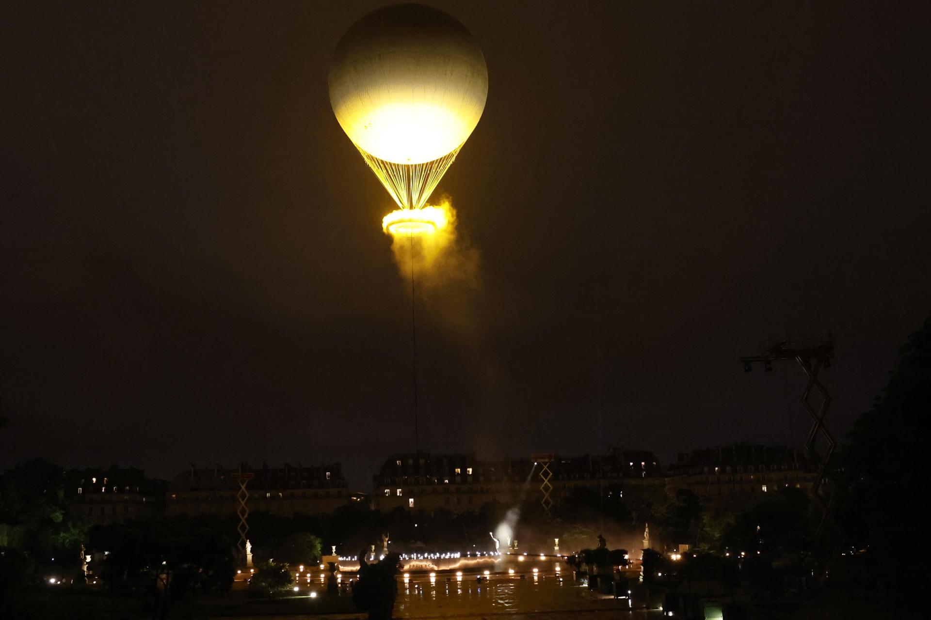 El pebeter olímpic ha quedat instal·lat en un globus aerostàtic sobre París