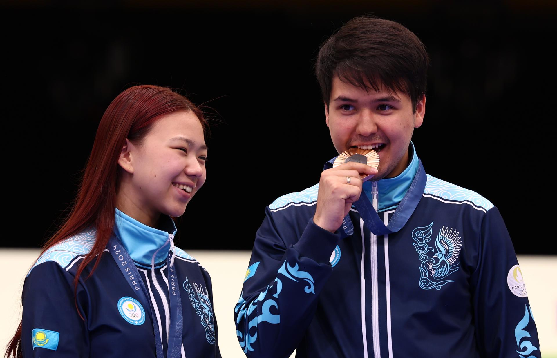 Alexsandra Le i Islam Satpayev, de Kazakhstan, estan entre els primers atletes a rebre les medalles olímpiques