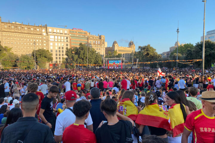 Seguidors de la selecció espanyola seguint el partit de l'any 2024 a la plaça de Catalunya de Barcelona (fotografia: ACN / Oriol Escuder).