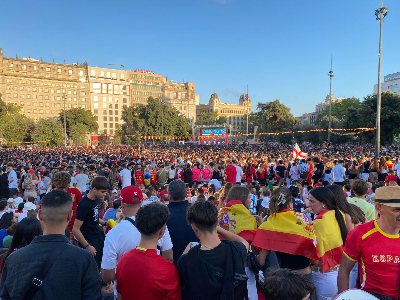 Seguidors de la selecció espanyola seguint el partit de l'any 2024 a la plaça de Catalunya de Barcelona (fotografia: ACN / Oriol Escuder).