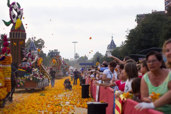 Una pluja de clavells omplirà de color València en la tradicional Batalla de Flors