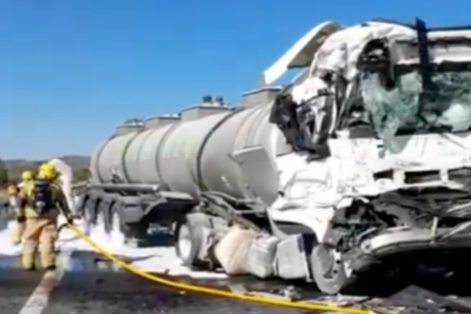 Tallada la AP-7 a Ulldecona per una fuita d’àcid clorhídric en un accident entre dos camions