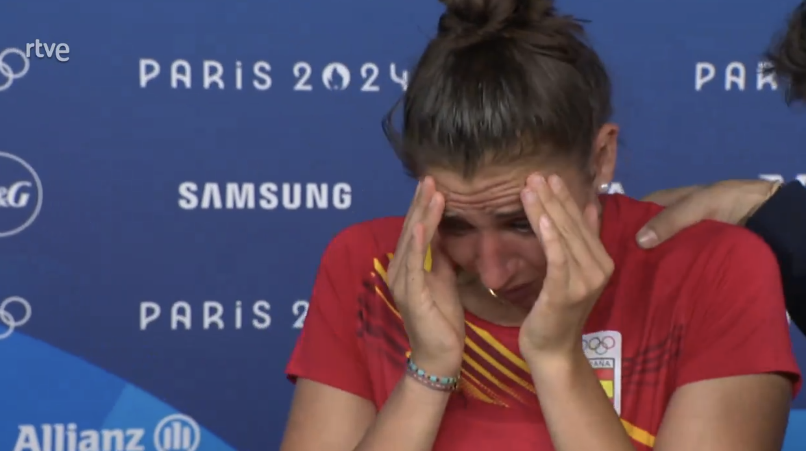 La tennista de la Vall d'Uixó Sara Sorribes plora desconsolada després de caure eliminada del quadre femení de tenis