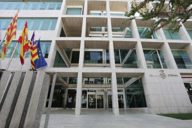 El Consell d’Eivissa demana al govern que el català deixi de ser un requisit per a la funció pública