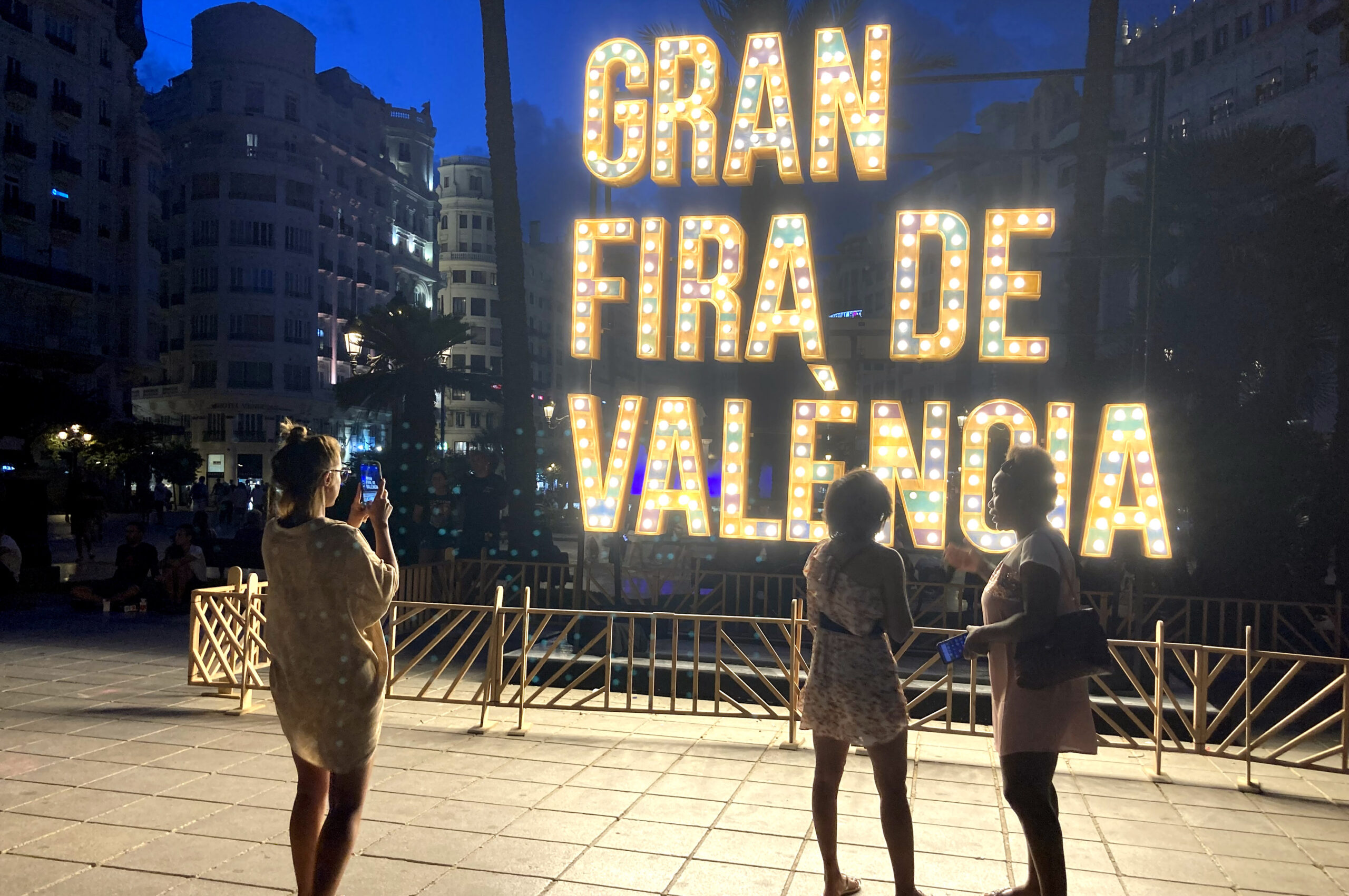 El rètol lluminós de la Gran Fira de València en l'edició del 2023. (Fotografia: Prats i Camps)