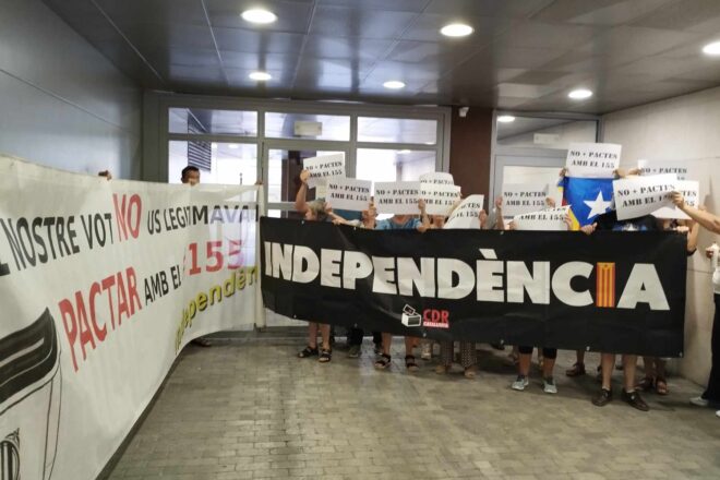 Protesta dels CDR davant la seu d’ERC contra la investidura d’Illa