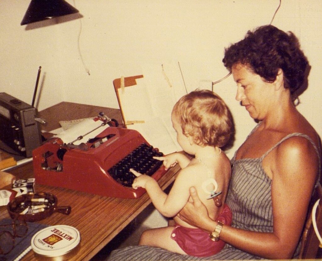 Maria Antònia Oliver i la seva fillola, Margalida Llull, amb la màquina d'escriure que ara es pot veure a la casa museu Llorenç Villalongfa