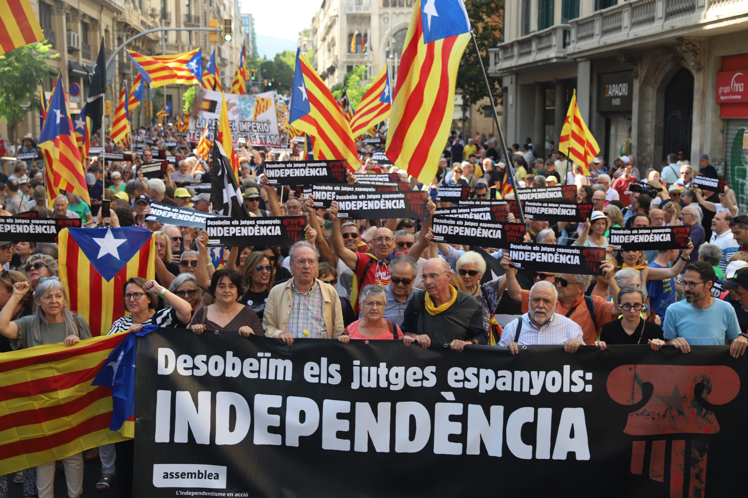 Milers de persones es manifesten al centre de Barcelona contra la mala aplicació de l’amnistia