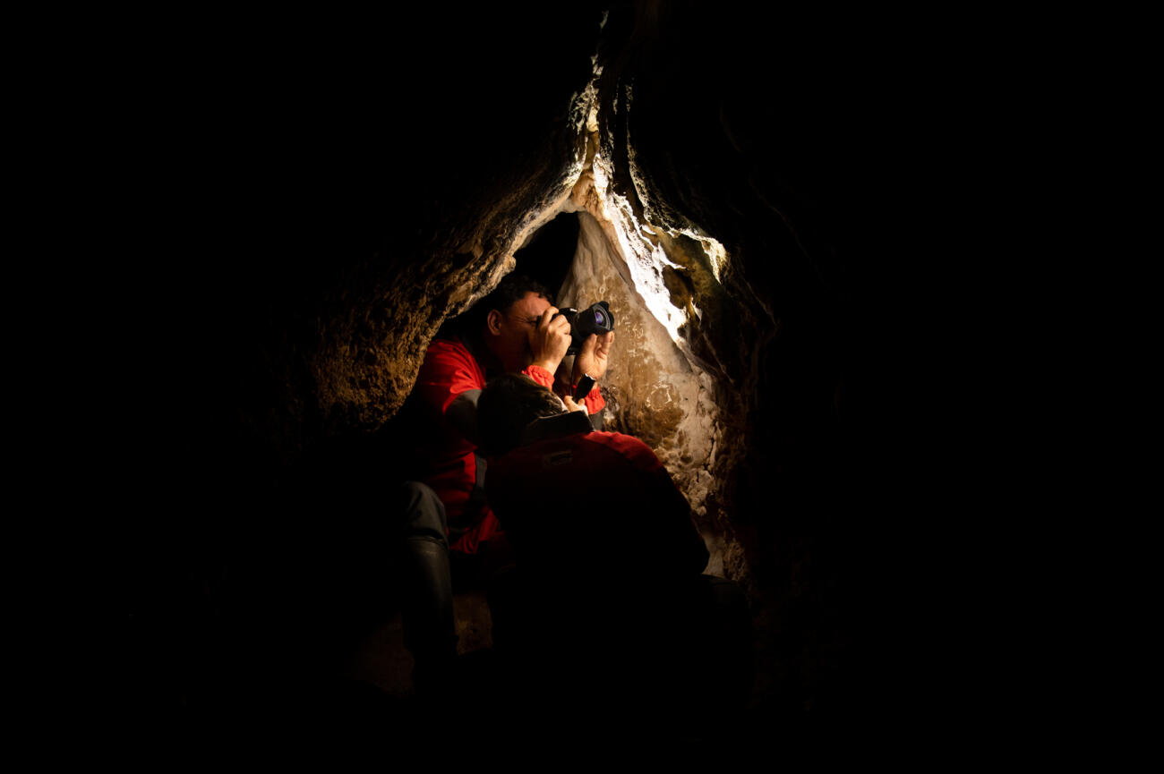Exploració de restes d'art paleolític a la cova Simanya Gran