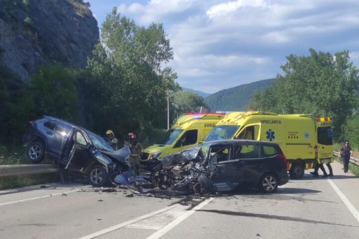 L'accident, a l'entrada de Ripoll (fotografia: Servei Català de Trànsit).