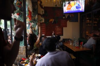 Reaccions en un bar als sondatges electorals. (Fotografia de Joan Valat)
