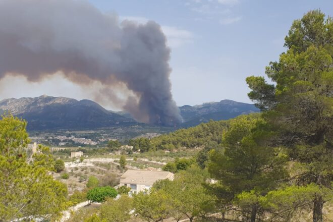 Un incendi originat a Benasau obliga a desallotjar el municipi de Penàguila