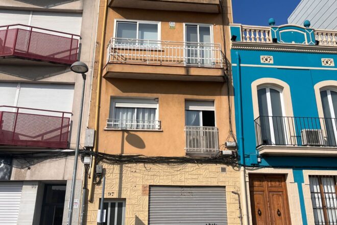 Desallotgen un bloc de quatre pisos de Badalona després de l’aparició d’una esquerda
