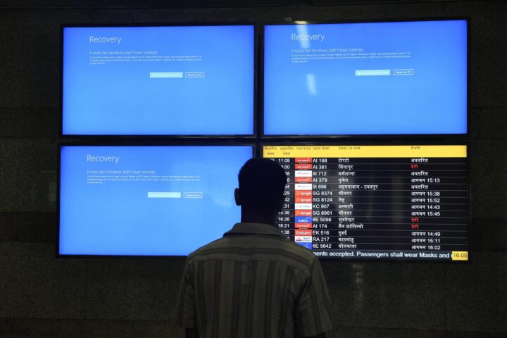Nova Delhi (Índia), 19/07/2024.- Un passatger observa les pantalles d'informació que no funcionen correctament, a l'aeroport internacional de Delhi a Nova Delhi, Índia, el 19 de juliol de 2024. (Fotografia de Rajat Gupka)