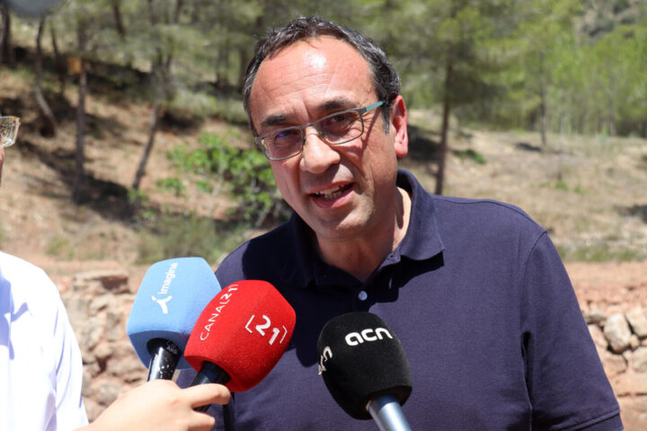 Josep Rull atenent la premsa en el marc d'una visita als projectes de conservació d'hàbitats de l'Associació l'Aube de les Terres de l'Ebre (fotografia: ACN).