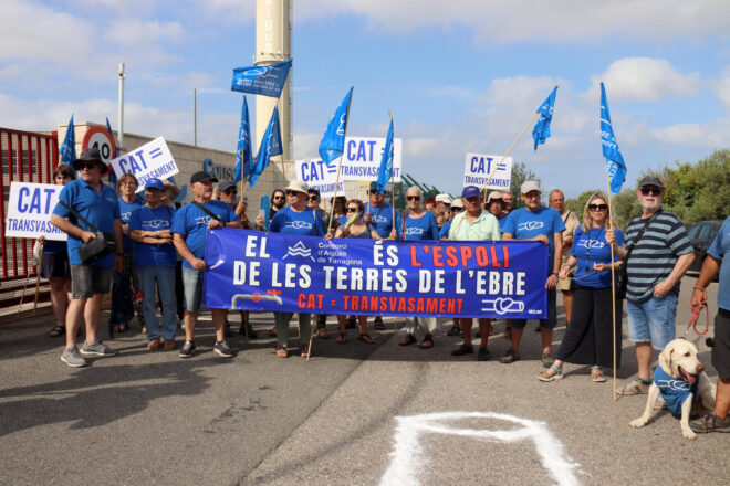 La PDE es concentra a les portes del Consorci d’Aigües de Tarragona i en demana la dissolució