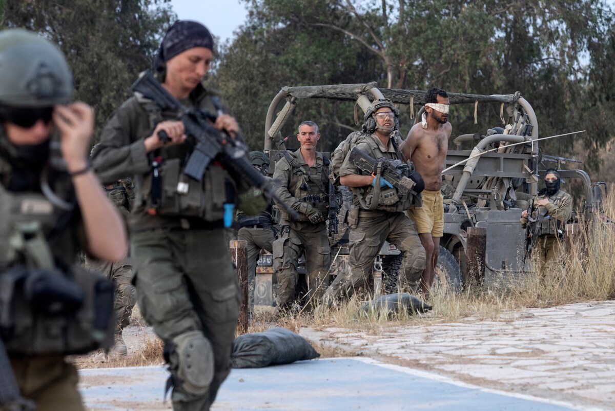 Soldats israelians guien un detingut palestí a territori israelià el primer de maig (fotografia: Heidi Levine/The Washington Post).