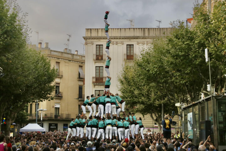 Pilar de vuit amb folre i manilles dels Castellers de Vilafranca a la diada de Les Santes 2024 (fotografia: ACN).