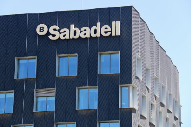 Un grup d’accionistes del Sabadell impulsa una associació per a defensar els seus interessos en plena OPA del BBVA